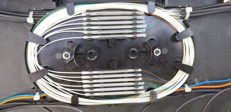 Fibre optic cable splices arranged in a splice tray